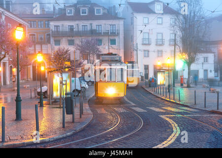 Gelbe Straßenbahnlinie 28 in Alfama, Lissabon, Portugal Stockfoto