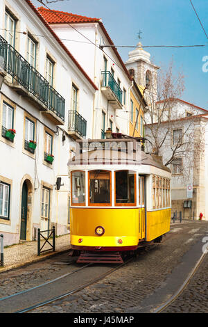 Gelbe Straßenbahnlinie 28 in Alfama, Lissabon, Portugal Stockfoto