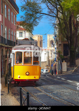 Gelbe Straßenbahnlinie 28 in Alfama, Lissabon, Portugal Stockfoto