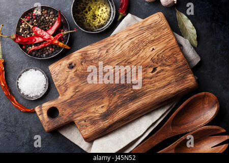 Kochen, Zutaten und Utensilien am Steintisch. Ansicht von oben Stockfoto