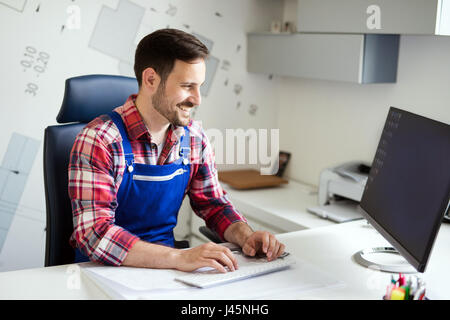 Mechaniker an seinen Arbeitsplatz, seine tägliche Arbeit Auto Reparatur-Service im Büro zu tun Stockfoto