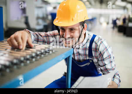 Vorgesetzten, die Qualitätskontrolle und Pruduction Einchecken Metallfabrik zu tun Stockfoto