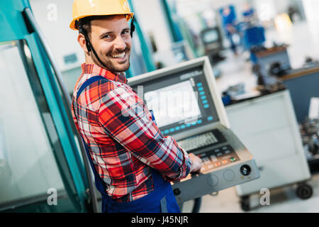 industrielle Fabrikarbeiter arbeiten in Metall verarbeitenden Industrie Stockfoto