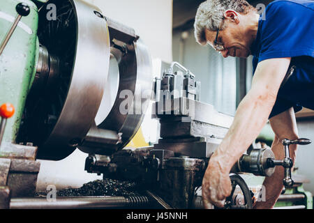 industrielle Fabrikarbeiter arbeiten in Metall verarbeitenden Industrie Stockfoto