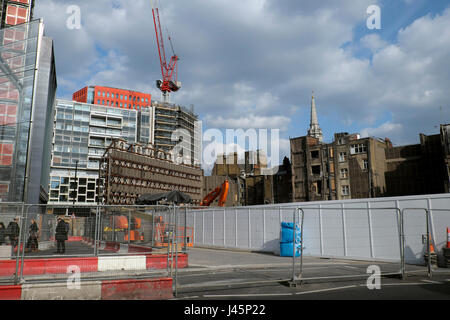 Ansicht Gebäude noch auf Abriss-Baustelle von Andrew Borde Straße in der Nähe von Tottenham Court Road mit Blick auf St. Giles Bereich London UK KATHY DEWITT Stockfoto