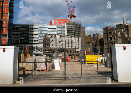 Ansicht Gebäude noch auf Abriss-Baustelle von Andrew Borde Straße in der Nähe von Tottenham Court Road mit Blick auf St. Giles Bereich London UK KATHY DEWITT Stockfoto