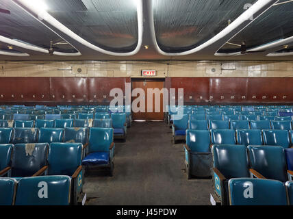 Hintere Ansicht mit Sitzgelegenheiten auf niedriger Ebene. Neelam Kino Chandigarh, Chandigarh, Indien. Architekt: Le Corbusier, 1954. Stockfoto