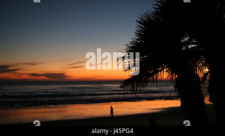Ein Sonnenuntergang über scheint ein Strand in Santa Barbara, Kalifornien. Stockfoto