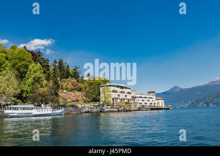 Ein Blick von Cadenabbia, Comer See, Lombardei, Italien, von der Fähre. Stockfoto