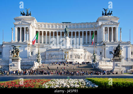 Altare della Patria oder Monumento Nazionale in Rom Roma mit Massen von Touristen an einem sonnigen Tag mit blauem Himmel. Stockfoto