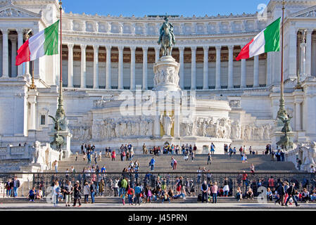 Altare della Patria oder Monumento Nazionale in Rom Roma mit Massen von Touristen an einem sonnigen Tag mit blauem Himmel. Stockfoto