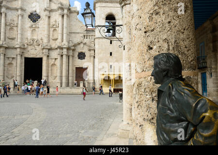 Havanna, Kuba - 6. Dezember 2016: Statue, Antonio Gades eine spanische Flamenco-Tänzerin und Choreographin unter Bögen mit Blick auf die berühmten in der Nähe sq Stockfoto