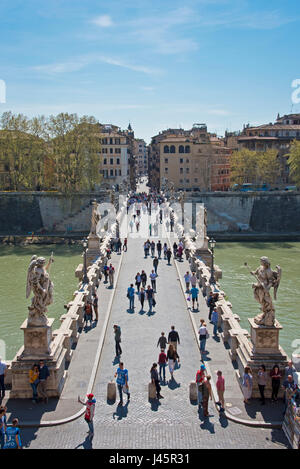 Castel Sant'Angelo mit den Touristen zu Fuß über die Fußgängerbrücke St. Angelo oder Ponte Sant'Angelo über den Fluss Tiber an einem sonnigen Tag. Stockfoto