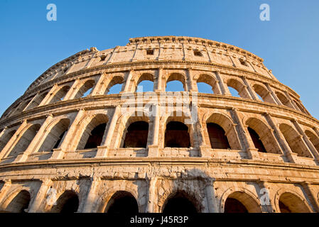 Einer abstrakten Außenansicht der Wände des Kolosseums an einem sonnigen Tag mit blauem Himmel. Stockfoto