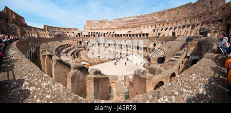 Das Kolosseum oder Kolosseum auch bekannt als das flavische Amphitheater oder Colosseo, ist ein ovales Amphitheater im Zentrum von Rom. Gebaut von Konz Stockfoto