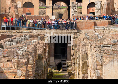 Eine Innenansicht des Amphitheaters im Inneren des Kolosseums mit Touristen Besucher an einem sonnigen Tag vom Boden genommen. Stockfoto