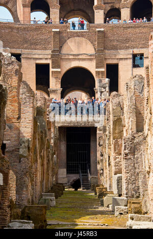 Das Kolosseum oder Kolosseum auch bekannt als das flavische Amphitheater oder Colosseo, ist ein ovales Amphitheater im Zentrum von Rom. Gebaut von Konz Stockfoto