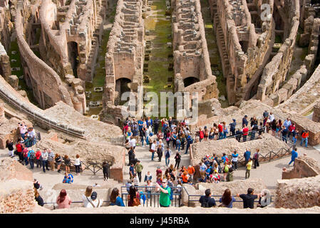 Eine komprimierte Luftperspektive Innenansicht des Amphitheaters im Inneren des Kolosseums mit Touristen Besucher an einem sonnigen Tag. Stockfoto