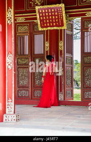 HUE, VIETNAM - 19. Februar 2017: Unidentified Braut im königlichen Palast in Hue, Vietnam. Traditionelle vietnamesische Hochzeit ist eines der wichtigsten Wachshaut Stockfoto