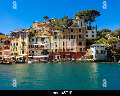 PORTOFINO, Italien - 29. April 2017: Unindentified Menschen in Portofino, Italien. Portofino ist einer der beliebtesten Ferienorte an der italienischen Riviera Stockfoto