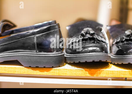 Bild schwarze Mann Schuhe stehen auf einem Regal im Laden Stockfoto