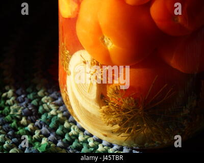 Glas mit Essig eingelegte Tomaten Stockfoto
