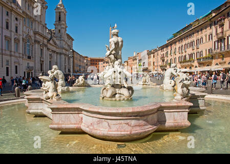 Fontana del Moro oder Moor-Brunnen auf der Piazza Navona (Rom) an einem sonnigen Tag mit blauem Himmel. Stockfoto