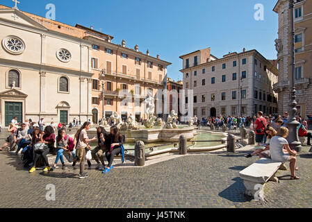 Fontana del Moro oder Moor-Brunnen auf der Piazza Navona (Rom) mit Touristen und Besucher an einem sonnigen Tag mit blauem Himmel. Stockfoto