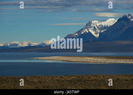 Gipfel des Torres del Paine hoch über dem Wasser des Lago Sarmiento im Torres del Paine Nationalpark im Süden Chiles Stockfoto