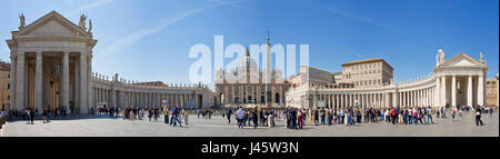 4 Bild Stich Panoramablick auf dem Petersplatz vor Str. Peters Basilica mit Massen von Touristen Queing an einem sonnigen Tag mit blauem Himmel. Stockfoto