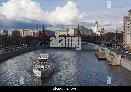 Eine Kreuzfahrt auf dem Fluss Moskwa, Skyline von Moskau mit Blick auf die befestigte Anlage auf den Kreml und Bolschoi Stein Brücke (größere Steinbrücke) Stockfoto