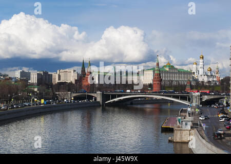 Russland: die Moskwa, Skyline von Moskau mit Blick auf die befestigte Anlage auf den Kreml und Bolschoi Stein Brücke (größere Steinbrücke) Stockfoto