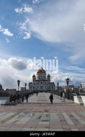 Moskau: Menschen zu Fuß auf den Patriarchen-Brücke mit Blick auf die Kathedrale von Christus Kirche des Erlösers, die höchste orthodoxe Christen in der Welt Stockfoto