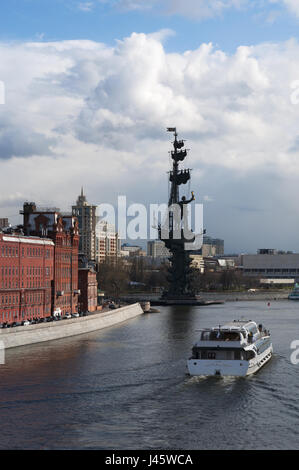 Moskau: eine Kreuzfahrt auf dem Fluss Moskwa und Blick auf Peter die große Statue ein 98 m-Denkmal zum Gedenken an die russische Marine von Zurab Tsereteli gemacht Stockfoto