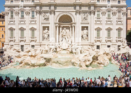 Eine Luftaufnahme der Trevi-Brunnen Fontana di Trevi in Rom mit Massen von Touristen und Besucher an einem sonnigen Tag mit blauem Himmel. Stockfoto