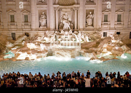 Eine Luftaufnahme der Trevi-Brunnen Fontana di Trevi in Rom mit Massen von Touristen und Besucher in der Nacht. Stockfoto