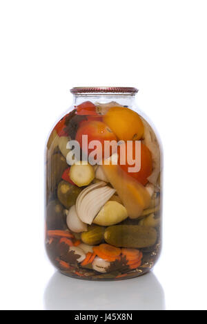 Aus der Dose Tomaten und Gurken in einem Glas auf weißem Hintergrund. Stockfoto