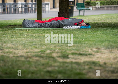 Einen groben Schlaf während des Tages im Londoner Geraldine Mary Harmsworth Park. VEREINIGTES KÖNIGREICH. Stockfoto