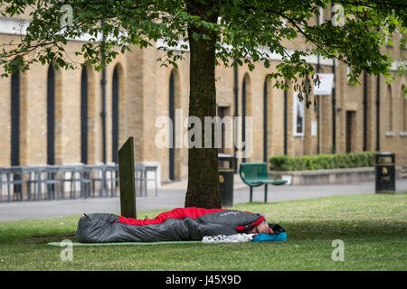 Einen groben Schlaf während des Tages im Londoner Geraldine Mary Harmsworth Park. VEREINIGTES KÖNIGREICH. Stockfoto