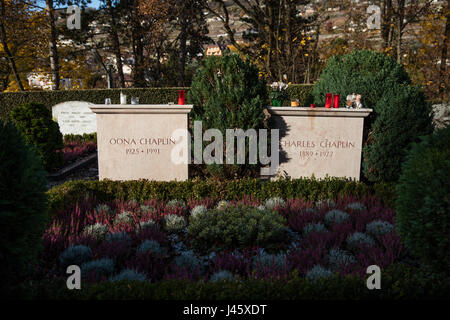 Grab und Grabstein von Charles Chaplin, Stummfilm-Schauspieler und Regisseur und seine Frau Oona Chaplin. CORSIER Sur Vevey Friedhof. 20. November 2016 Stockfoto