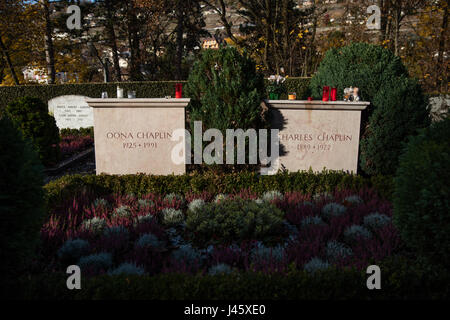 Grab und Grabstein von Charles Chaplin, Stummfilm-Schauspieler und Regisseur und seine Frau Oona Chaplin. CORSIER Sur Vevey Friedhof. 20. November 2016 Stockfoto