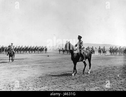 Nicholas II von Rußland auf dem Pferderücken bei einem Manöver Stockfoto