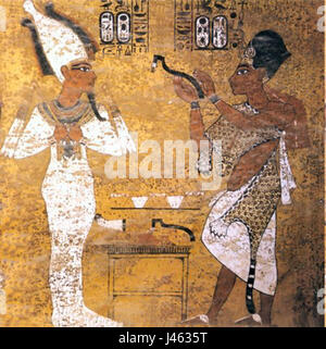Das Ritual der Öffnung des Mundes, eine wichtige Zeremonie in den altägyptischen Begräbnispraktiken, ist hier dargestellt, an der König Tutanchamun und Aja beteiligt sind. Diese Zeremonie soll die Sinne des Verstorbenen für das Jenseits wiederherstellen. Stockfoto