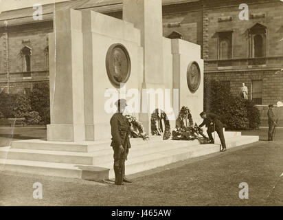 Herr John McCormack Platzierung einen Kranz am Ehrenmal errichtet zur Erinnerung an den verstorbenen Michael Collins und Arthur Griffith in Leinster Rasen (16307907087) Stockfoto