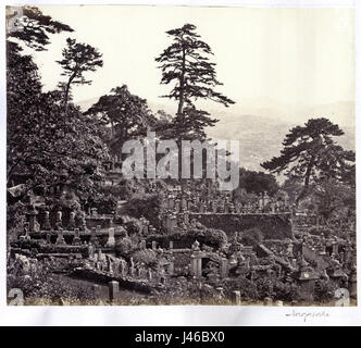 Das Foto aus dem Jahr 1865 zeigt einen Blick auf Nagasaki, Japan und zeigt die Architektur, Straßen und Landschaft der Stadt im 19. Jahrhundert. Stockfoto