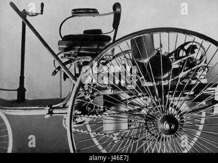 Der Patentmotorwagen war einer der ersten von Karl Benz entwickelten Kraftfahrzeuge. Diese Seitenansicht hebt das Design und die mechanischen Merkmale hervor und stellt einen frühen Meilenstein in der Automobilgeschichte dar. Stockfoto