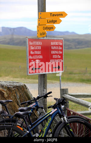 Schild am Wedderburn auf der Otago Rail Trail, New Zealand Stockfoto