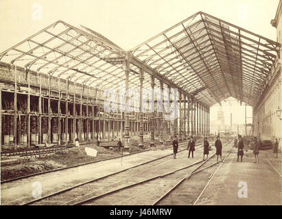 Der Bau des Ostbahnhofs 1870 markierte eine bedeutende Entwicklung im Berliner Verkehrsnetz. Der Bahnhof diente als wichtiger Eisenbahnknotenpunkt und erleichterte Reisen und Handel in ganz Europa und spielte eine wichtige Rolle bei der Infrastrukturentwicklung der Stadt im späten 19. Jahrhundert. Stockfoto