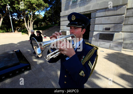 CPL Ben Hunt spielt letzter Beitrag am Grab des unbekannten Kriegers, National War Memorial, Wellington, Neuseeland Stockfoto