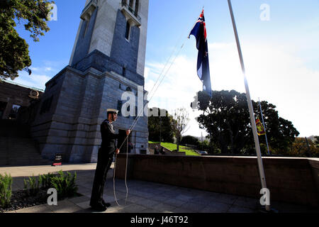 Bild von Tim Cuff - 3. Oktober 2016 - letzter Beitrag Zeremonie am Grab des unbekannten Kriegers, National War Memorial, Wellington, Neuseeland Stockfoto